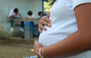 El número de embarazos adolescentes en la Ciudad de México se mantiene estable.