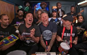 Metallica toca Enter Sandman con juguetes