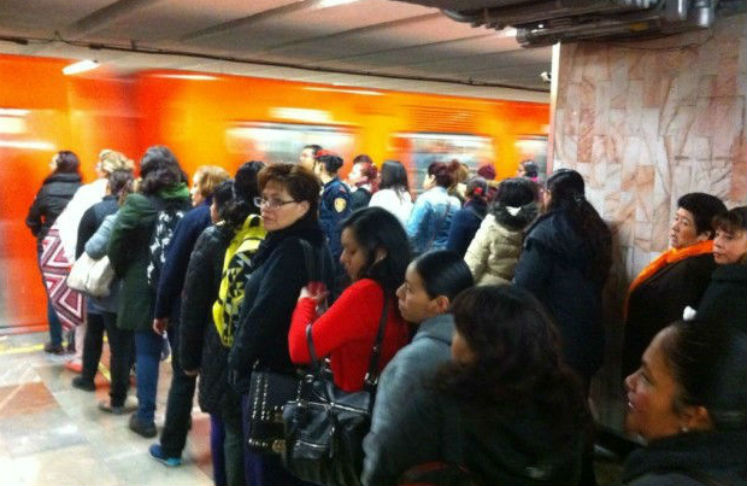 La gente se forma para entrar al metro de la CDMX