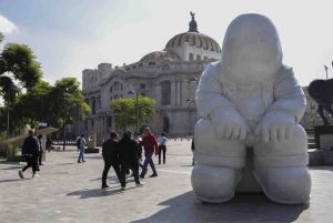 timo-entre-la-gente-en-alameda-central-01