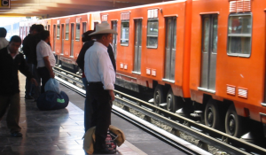 Rescatan a hombre ciego que cae en las vías del metro CDMX